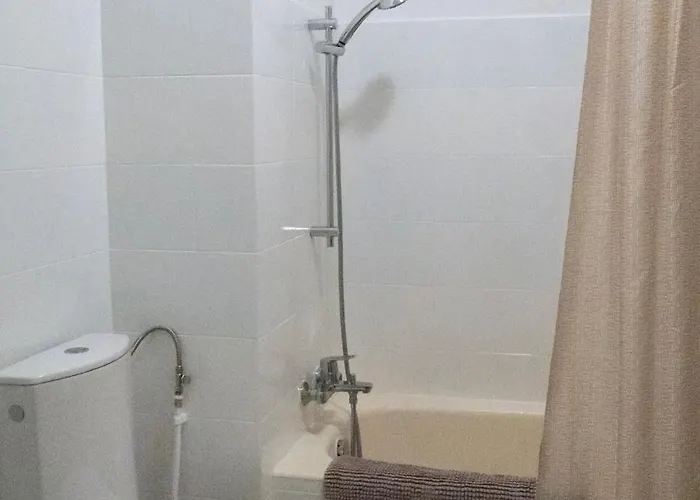 2 Pieces A 150 Metres De La *