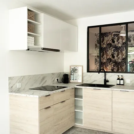 2 Pieces A 150 Metres De La