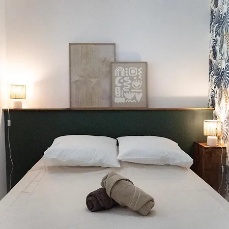 2 Pieces A 150 Metres De La *