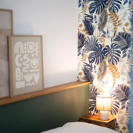 2 Pieces A 150 Metres De La *