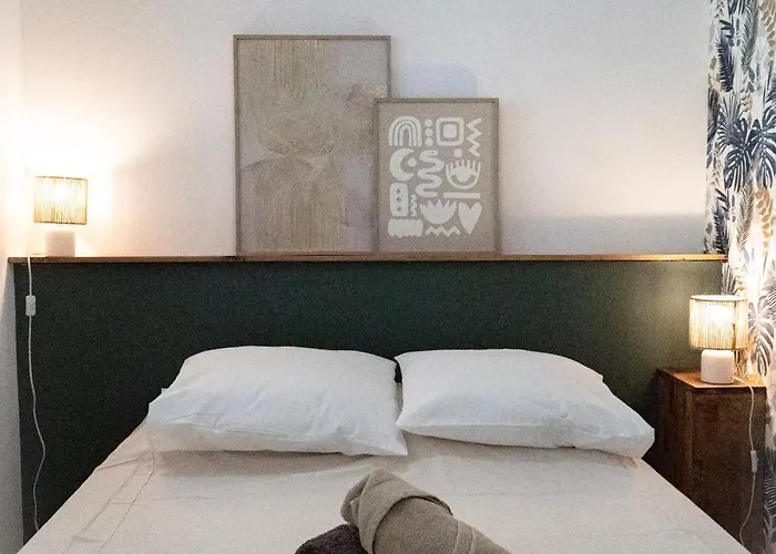 2 Pièces à 150 Mètres De La *