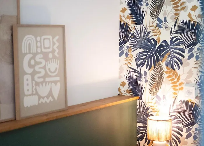 2 Pieces A 150 Metres De La *