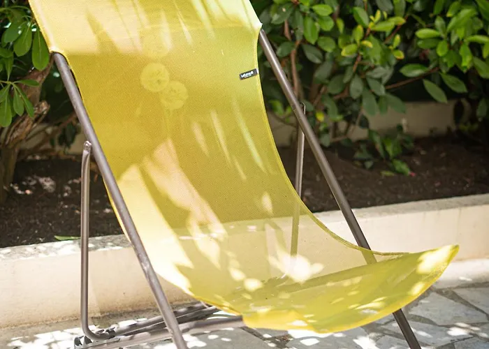 Appartement 2 Pièces à 150 Mètres De La *