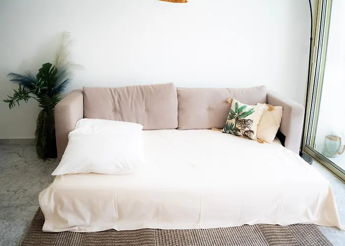 2 Pieces A 150 Metres De La