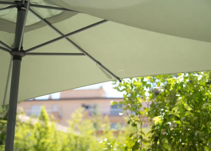 2 Pieces A 150 Metres De La